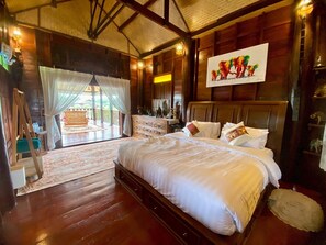 Chambre « Premier », balcon, vue piscine