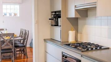 Réfrigérateur, un four, surface de cuisson, cafetière-théière