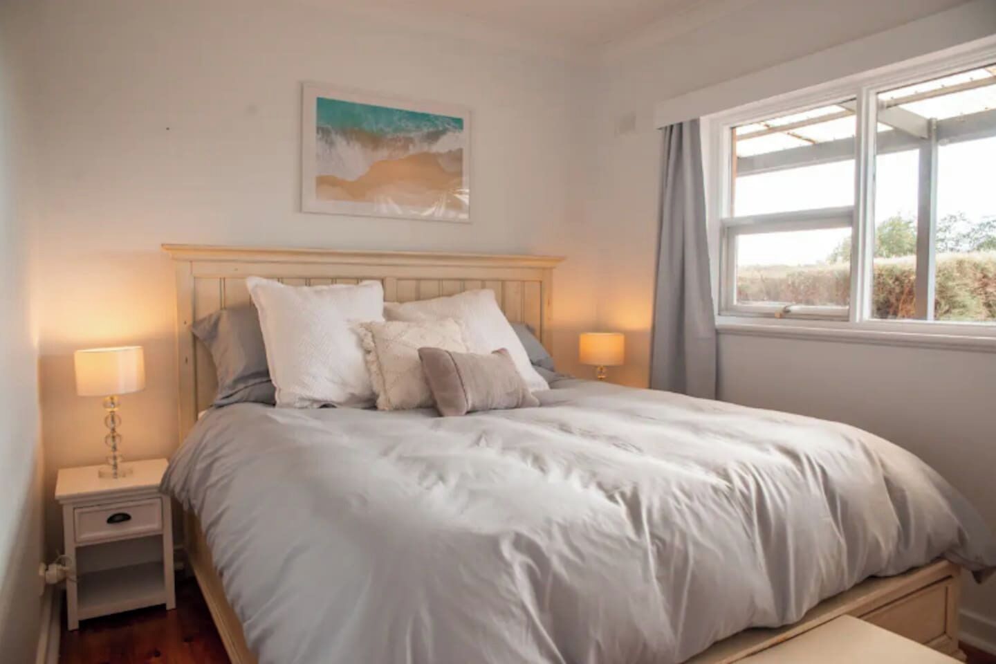 Escritorio, tabla de planchar con plancha, wifi y ropa de cama