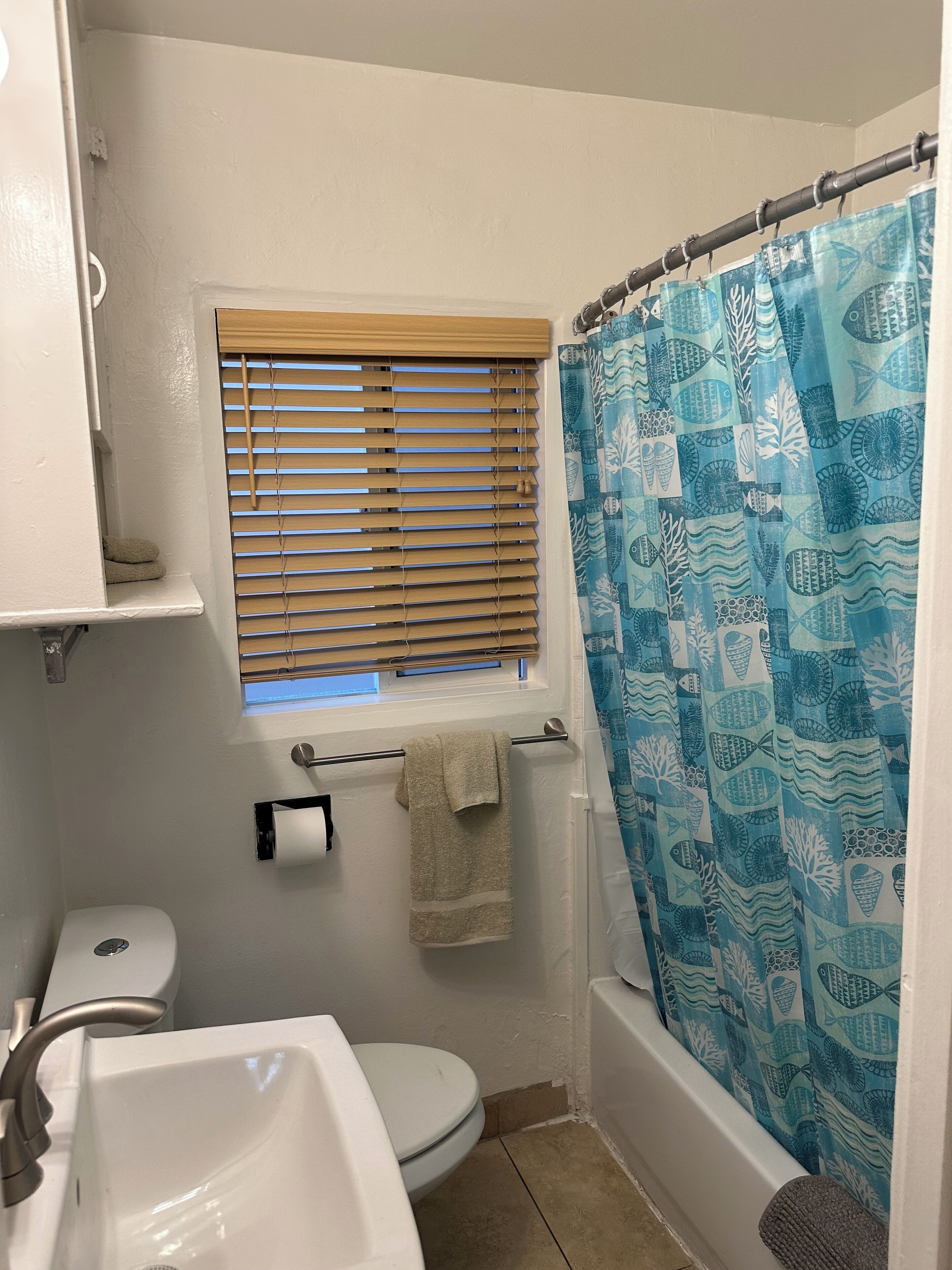 ヘアドライヤー、タオル、石鹸、  トイレットペーパー