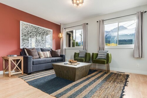 2BR Red Cedar Lodge near Banff w/ Mountain Views
