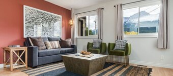 2BR Red Cedar Lodge near Banff w/ Mountain Views