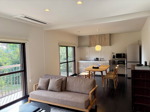 Living area - A house with a special interior overlooking the Seto Inland Sea from the windows (perfect for cycling!) (尾道市)