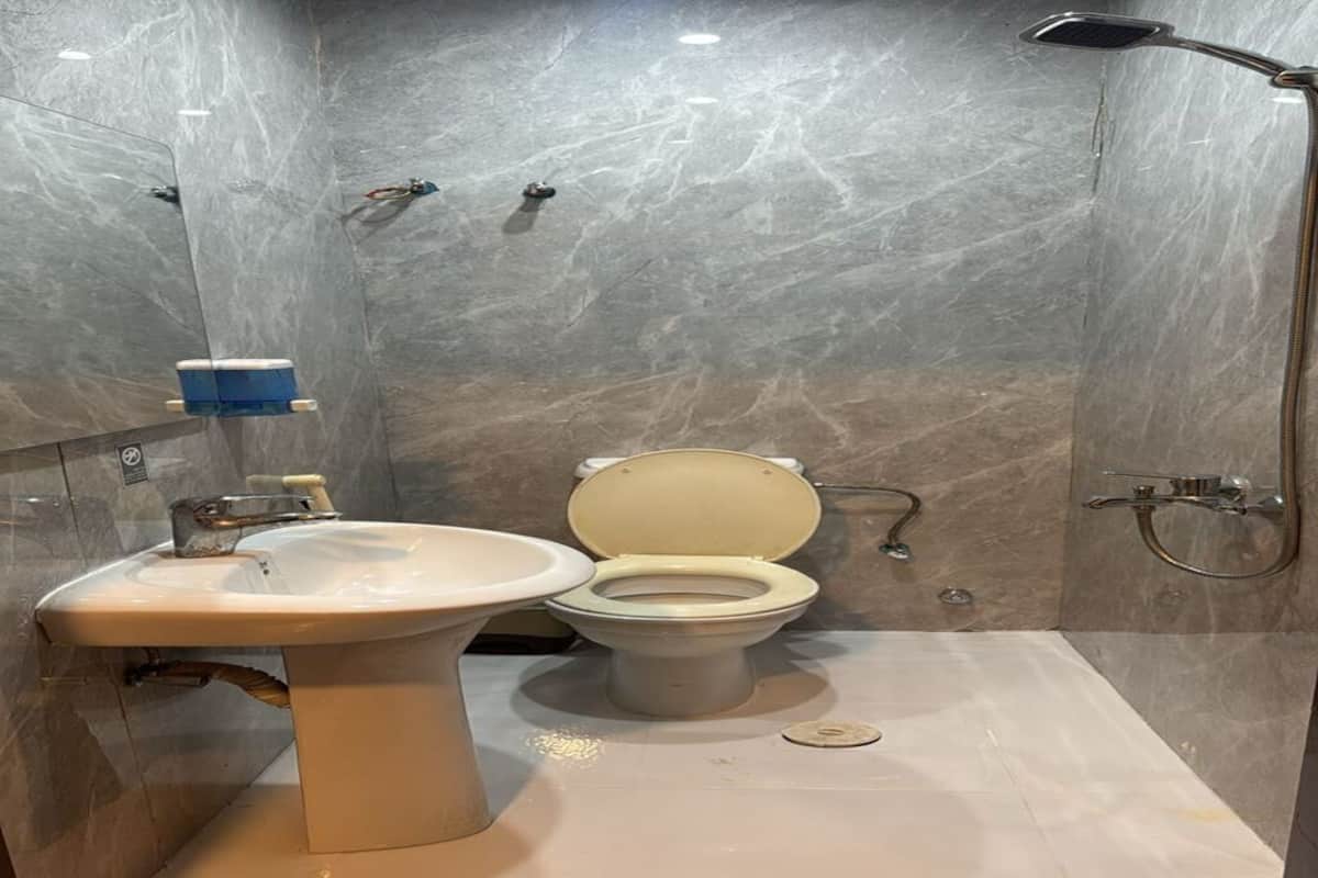 Une salle de bain avec un lavabo, des toilettes et une douche.