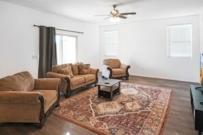 TV - 4 Bedroom Desert Oasis / Large Yard / Sleeps 8 (Casa Grande)
