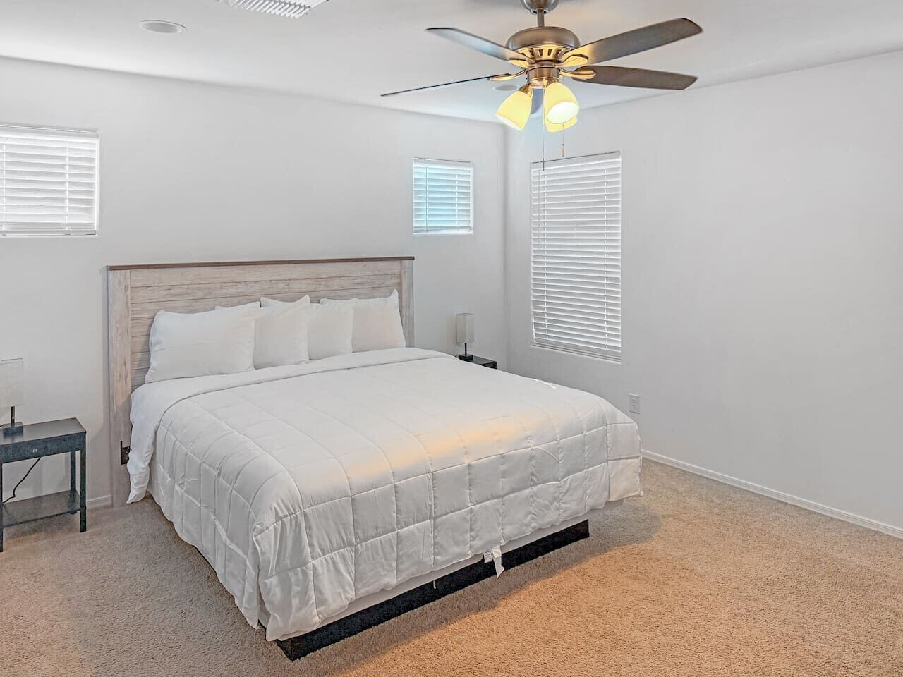 办公桌、旅行婴儿床、WiFi、床单