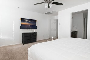 Desk, travel cot, WiFi, bed sheets - 4 Bedroom Desert Oasis / Large Yard / Sleeps 8 (Casa Grande)