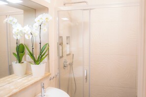 Shower, hair dryer, bidet, towels - La Veranda dei Farnesi (Roma)