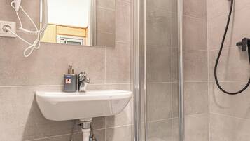 Basic-Apartment | Badezimmer | Dusche, kostenlose Toilettenartikel, Haartrockner, Handtücher