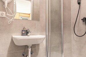 Basic-Apartment | Badezimmer | Dusche, kostenlose Toilettenartikel, Haartrockner, Handtücher