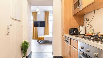 Basic-Apartment | Eigene Küche | Ofen, Herdplatte, Kochgeschirr/Geschirr/Besteck