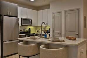 Microwave, oven, stovetop, dishwasher - Cozy Modern Luxury Apartment in Fort Worth (Fort Worth)