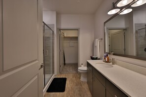 Dusch, hårtork, bidé och handdukar