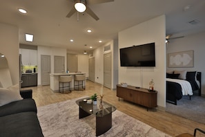 1 bedroom, iron/ironing board, WiFi, bed sheets - Cozy Modern Luxury Apartment in Fort Worth (Fort Worth)