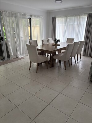 Dining - Beach Holiday Home only 10mins walk to the Beach (Rainbow Beach)