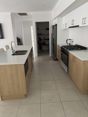 Private kitchen - Beach Holiday Home only 10mins walk to the Beach (Rainbow Beach)