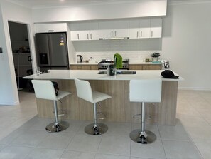 Private kitchen - Beach Holiday Home only 10mins walk to the Beach (Rainbow Beach)