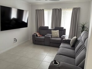 Living area - Beach Holiday Home only 10mins walk to the Beach (Rainbow Beach)