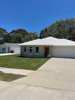 Exterior - Beach Holiday Home only 10mins walk to the Beach (Rainbow Beach)