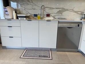 Microwave, oven, stovetop, dishwasher - New 2-bedroom apartment in Jerusalem for relaxing stays (Jerusalem)