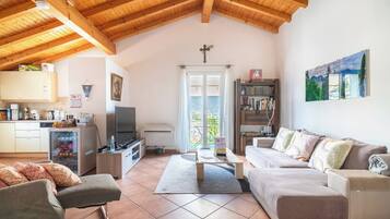 Fernseher, Kamin, Bücher