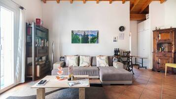 Fernseher, Kamin, Bücher