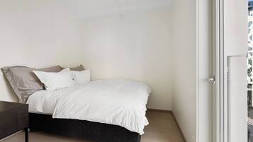 2 bedrooms, iron/ironing board, internet, bed sheets