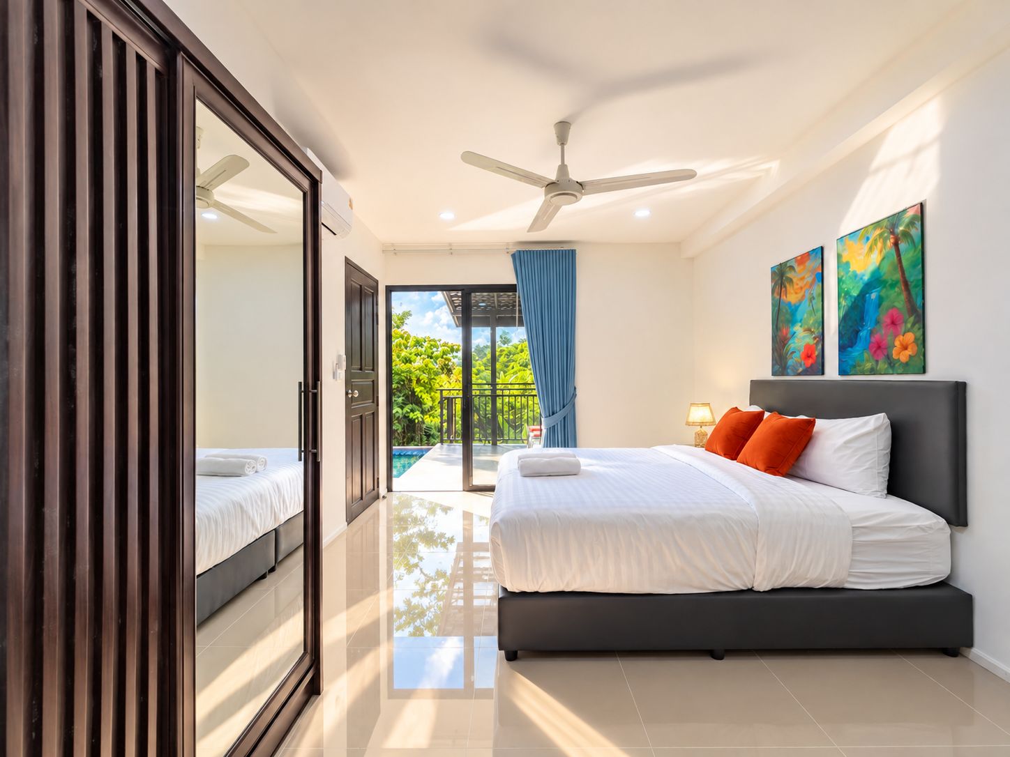 Une chambre moderne avec un lit, un ventilateur de plafond et une vue sur une piscine.