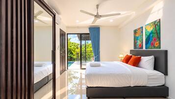 Une chambre moderne avec un lit, un ventilateur de plafond et une vue sur une piscine.