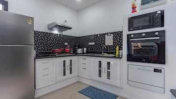 Refrigerador, microondas, lavavajillas y cafetera y tetera