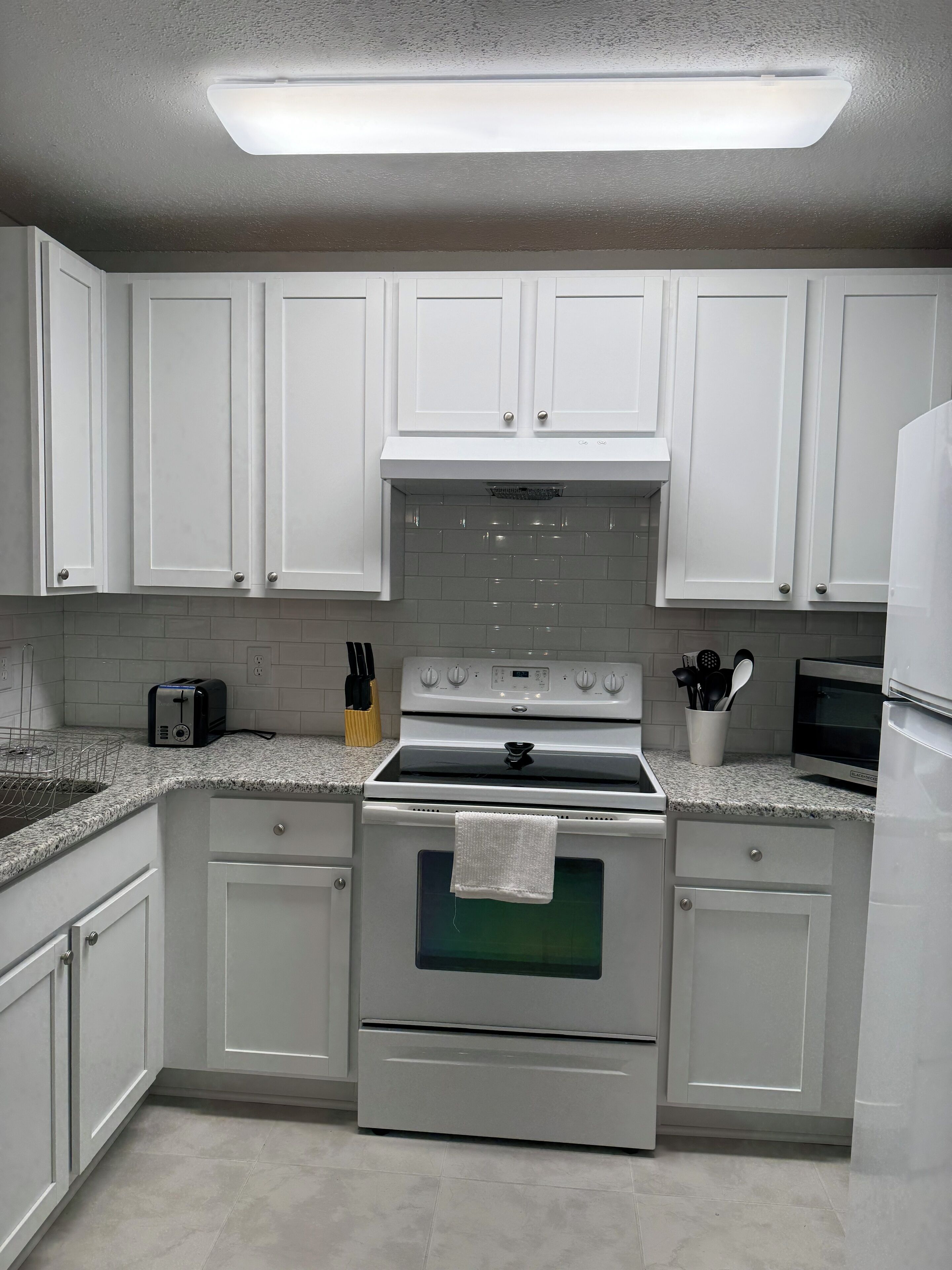 冷蔵庫、電子レンジ、オーブン、コンロ