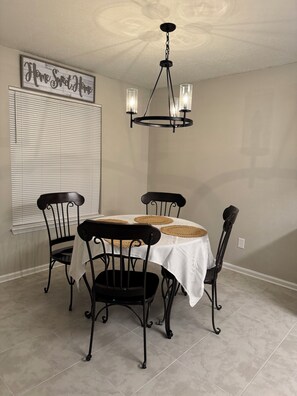 Dining - Cozy & Convenient Jax Home Near Downtown & Beaches (Jacksonville)