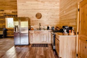 Frigorífico, horno, placa de cocina y utensilios de cocina