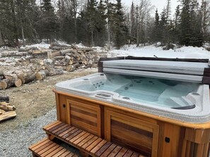 Outdoor spa tub - Alaska Knotty Pine B&B Log House~ Hot Tub, Sauna (Lazy Mountain)