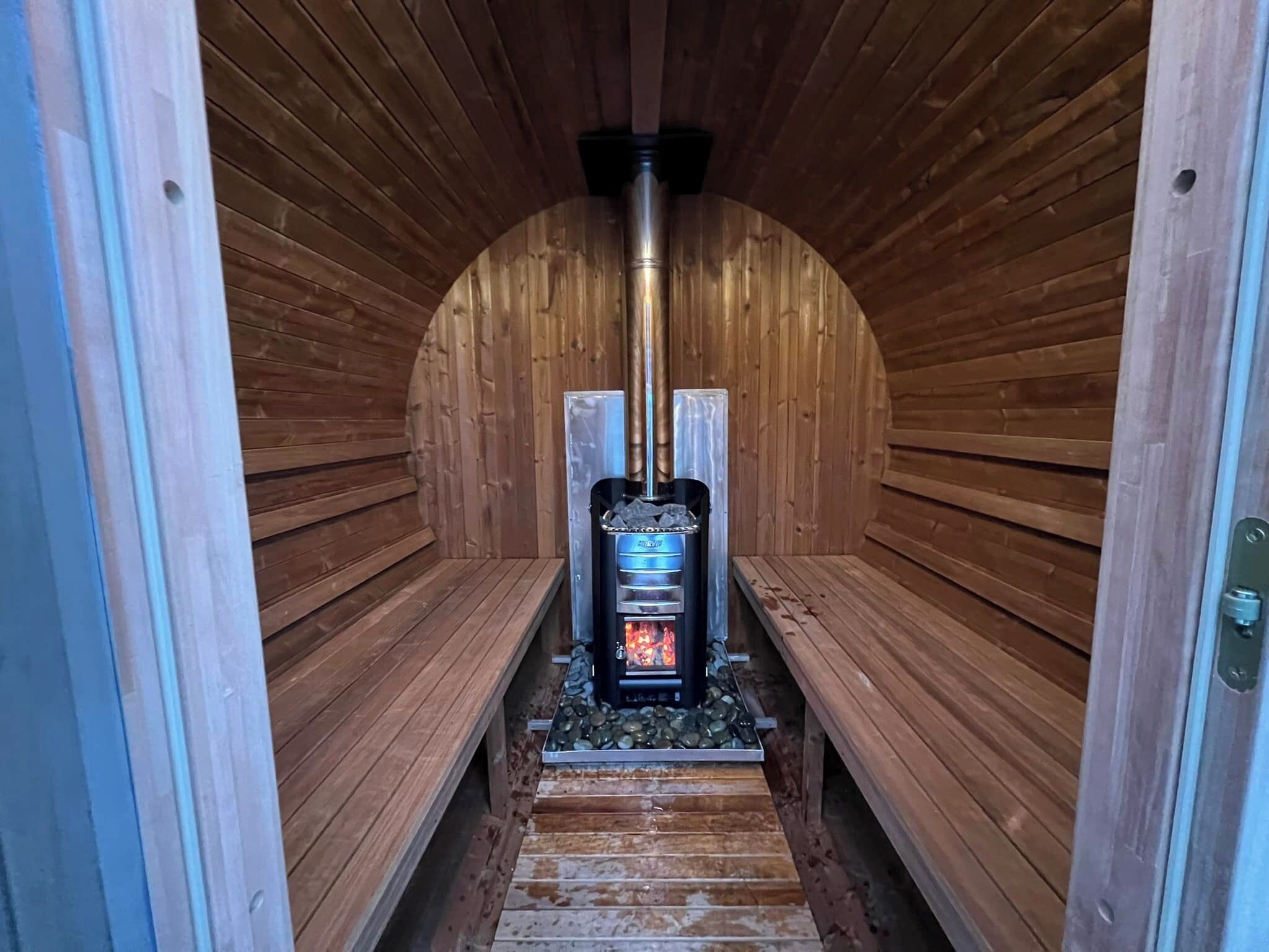 Un sauna équipé de bancs et d’un système de chauffage central.