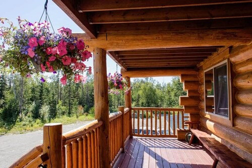 Alaska Knotty Pine B&B Log House~ Hot Tub, Sauna