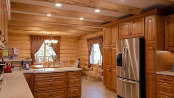 Kjøleskap, mikrobølgeovn, ovn og oppvaskmaskin