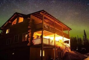 Exterior - Alaska Knotty Pine B&B Log House~ Hot Tub, Sauna (Lazy Mountain)