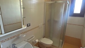 مجففات شعر، مناشف، صابون، ورق حمّام