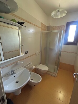 Secadora de cabello, toallas, jabón, papel de baño 