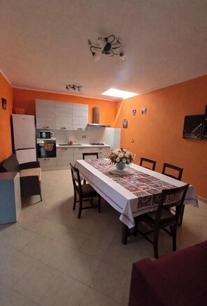 Dining - Villa Iris tower poles (Torre Pali)