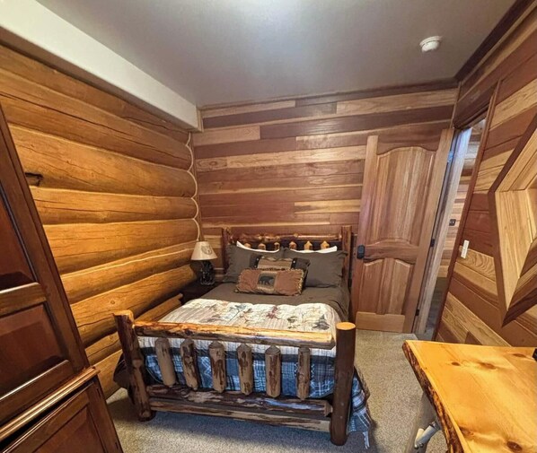 Room - Bear's Den Room @ Alaska Knotty Pine B&B (Lazy Mountain)