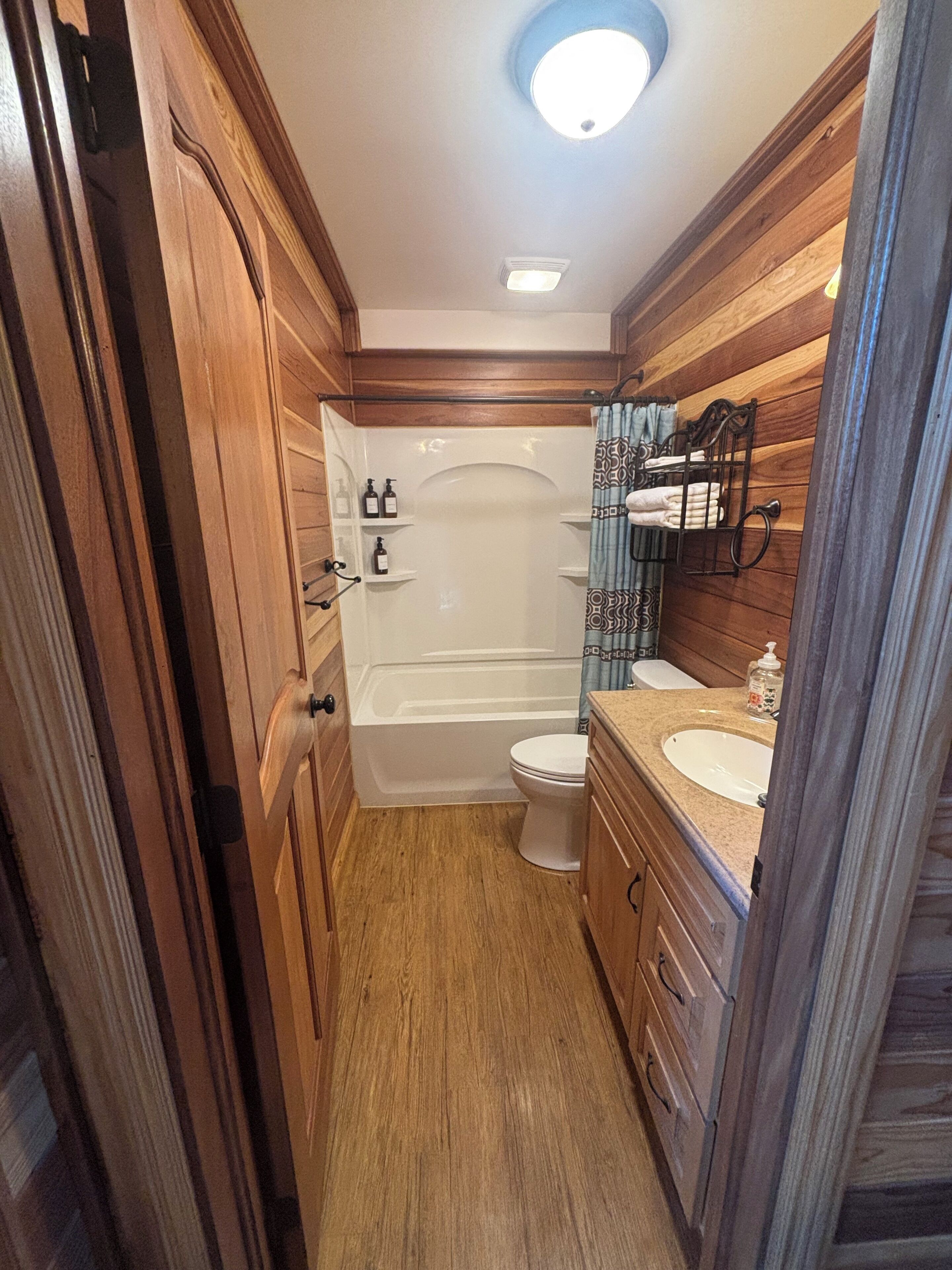Une petite salle de bain comprenant une baignoire, des toilettes et un lavabo.