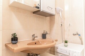 Basic Apartment | Bathroom | Shower, free toiletries, hair dryer, towels - Beautiful 2BR Apt Near Meidling Station (Vienna)