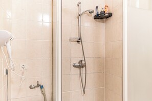 Basic Apartment | Bathroom | Shower, free toiletries, hair dryer, towels - Beautiful 2BR Apt Near Meidling Station (Vienna)