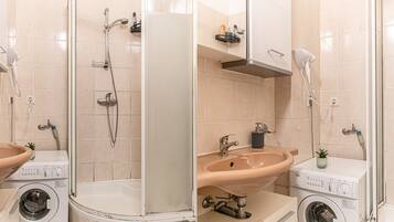 Basic-Apartment | Badezimmer | Dusche, kostenlose Toilettenartikel, Haartrockner, Handtücher