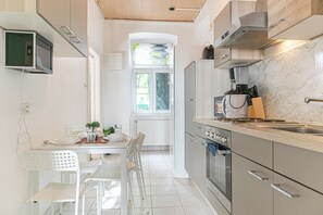 Basic Apartment | Private kitchen | Fridge, microwave, oven, stovetop - Beautiful 2BR Apt Near Meidling Station (Vienna)
