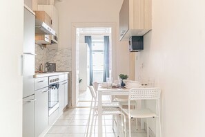 Basic-Apartment | Eigene Küche | Kühlschrank, Mikrowelle, Ofen, Herdplatte