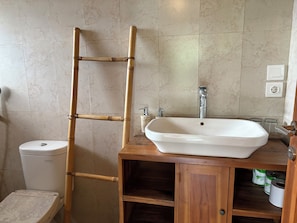Habitación con 1 cama matrimonial o 2 individuales, vista a la alberca | Baño | Regadera, toallas, jabón, shampoo 