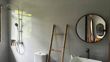 Superior-værelse med dobbeltseng eller 2 enkeltsenge | Badeværelse | Bruser, håndklæder, Sæbe, Shampoo